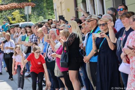 Kamnik danes v znamenju maturantske četvorke, v kateri je zaplesalo preko 200 maturantk in maturantov (42)
